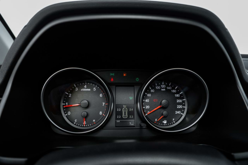 3,5 - дюймовая панель приборов<br>10,25 - дюймовый цветной мультисенсорный экран