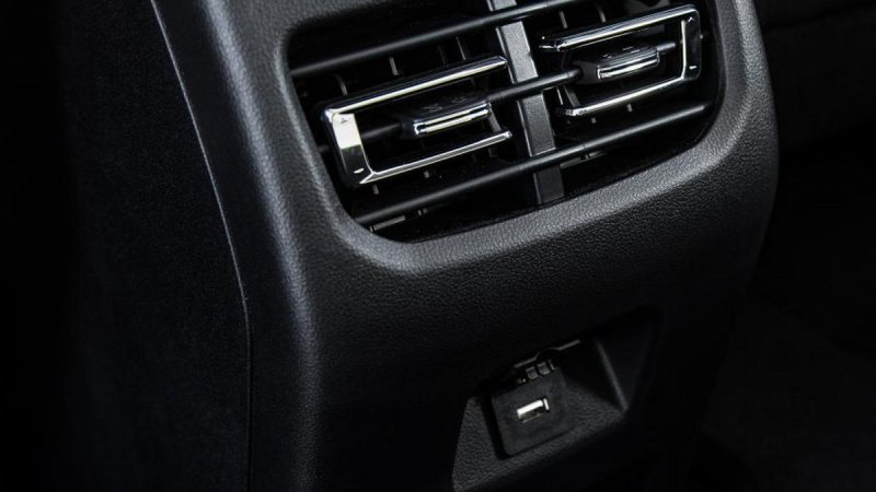 USB порт – сзади <br>Дефлекторы обдува заднего ряда