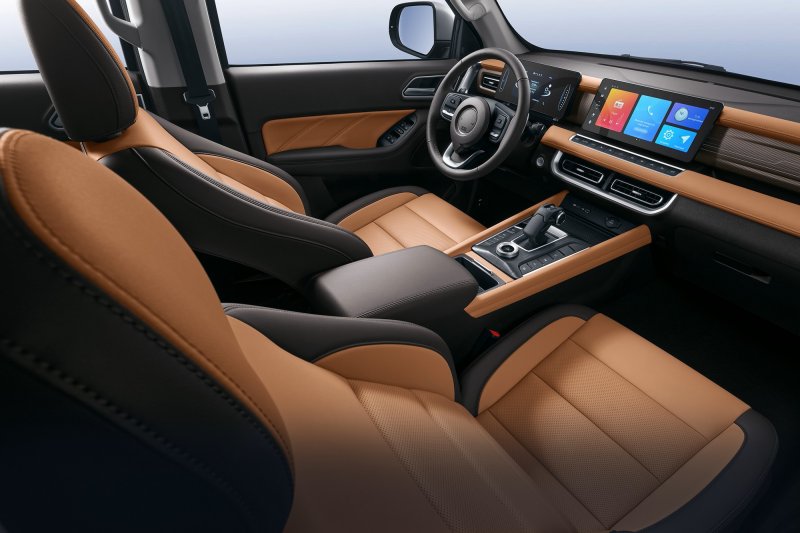 Сиденья со вставками из натуральной кожи. Вентиляция и подогрев кресел